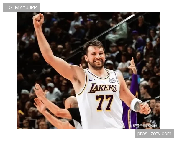 东契奇连换两套椅子坐着看球，场上场下判若两人啊！